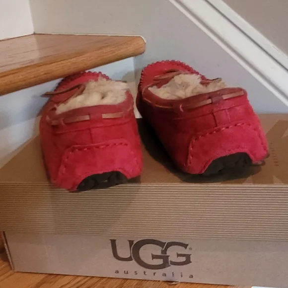 Women's UGG Red Slippers with Fuzzy Inside - Picture 3 of 5